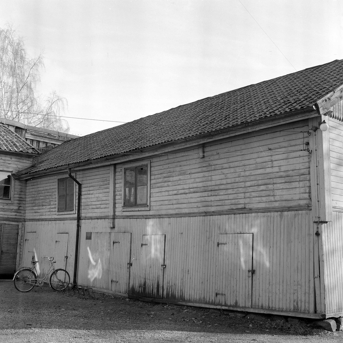 Del av bakgården med en större uthusbyggnad. Byggnaden revs ca 1950 - 1957
