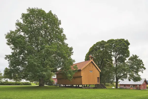 Asketre til venstre for stabburet på Skedsmo bygdemuseum