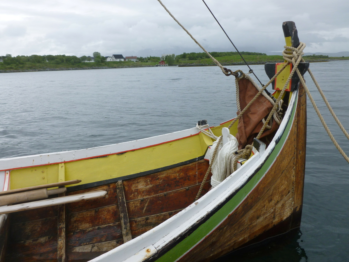 Nordlandsbåt av kategori firroring. Båten har seks bordganger, fem tofter, fire par årer, rigget for sneseil og forholdsvis bredt bygd. Fire par tolleganger. Seks har messingplate (forsterkning). Den er tung å ro, men stabil å seile med bred last. Båten fungerte ypperlig til garnfiske. Den har ekstra skvettbord som kan forhøyes hvis lasten gjør det påkrevd. Det er slitasjespor fra hæler etter fiskerne som sto og dro garn på babord side i akterskottet. Stavnen har et stempelmerke. Det viser at båten ble bygd i Brevik, Bjerka. Initialer P.J risset inn av båtbyggeren. "Enigheten" er plassert i storbåtnaustet på Herøy bygdesamling. Båten er fullt utrustet og seilbar.