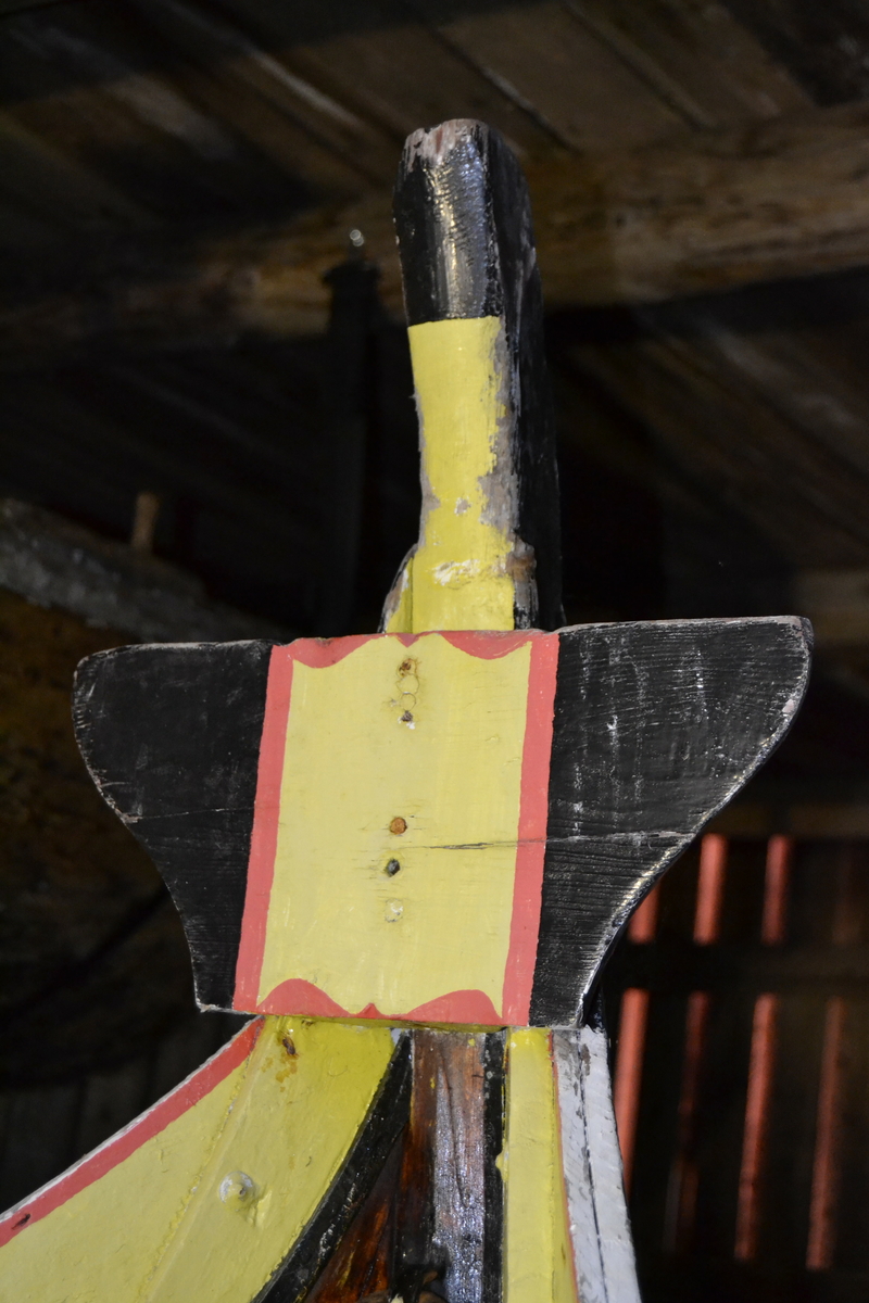 Nordlandsbåt av kategori firroring. Båten har seks bordganger, fem tofter, fire par årer, rigget for sneseil og forholdsvis bredt bygd. Fire par tolleganger. Seks har messingplate (forsterkning). Den er tung å ro, men stabil å seile med bred last. Båten fungerte ypperlig til garnfiske. Den har ekstra skvettbord som kan forhøyes hvis lasten gjør det påkrevd. Det er slitasjespor fra hæler etter fiskerne som sto og dro garn på babord side i akterskottet. Stavnen har et stempelmerke. Det viser at båten ble bygd i Brevik, Bjerka. Initialer P.J risset inn av båtbyggeren. "Enigheten" er plassert i storbåtnaustet på Herøy bygdesamling. Båten er fullt utrustet og seilbar.