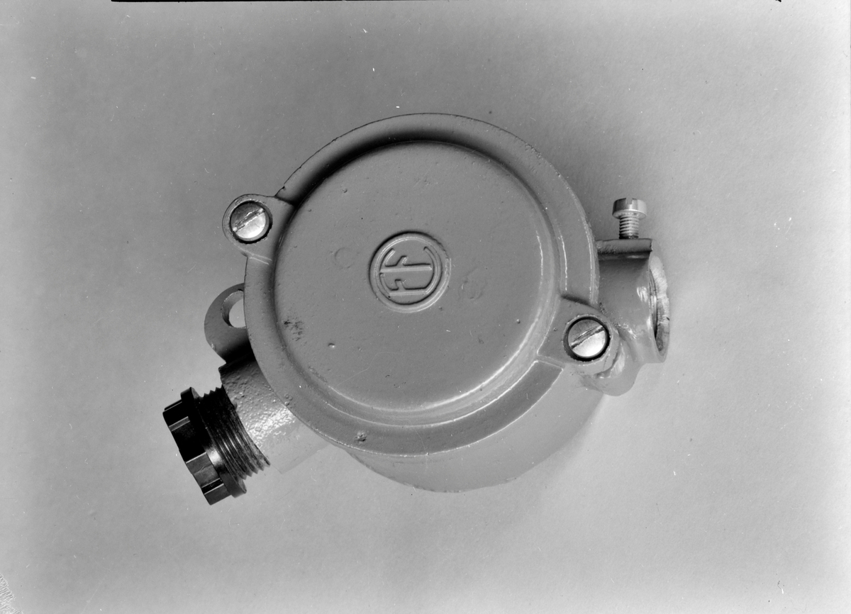 Lampe og koblingsboks fra elektrisitetsfirma E. Fjeldseth
