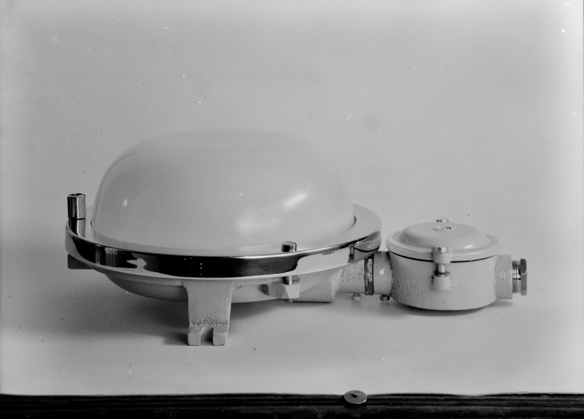 Lampe og koblingsboks fra elektrisitetsfirma E. Fjeldseth
