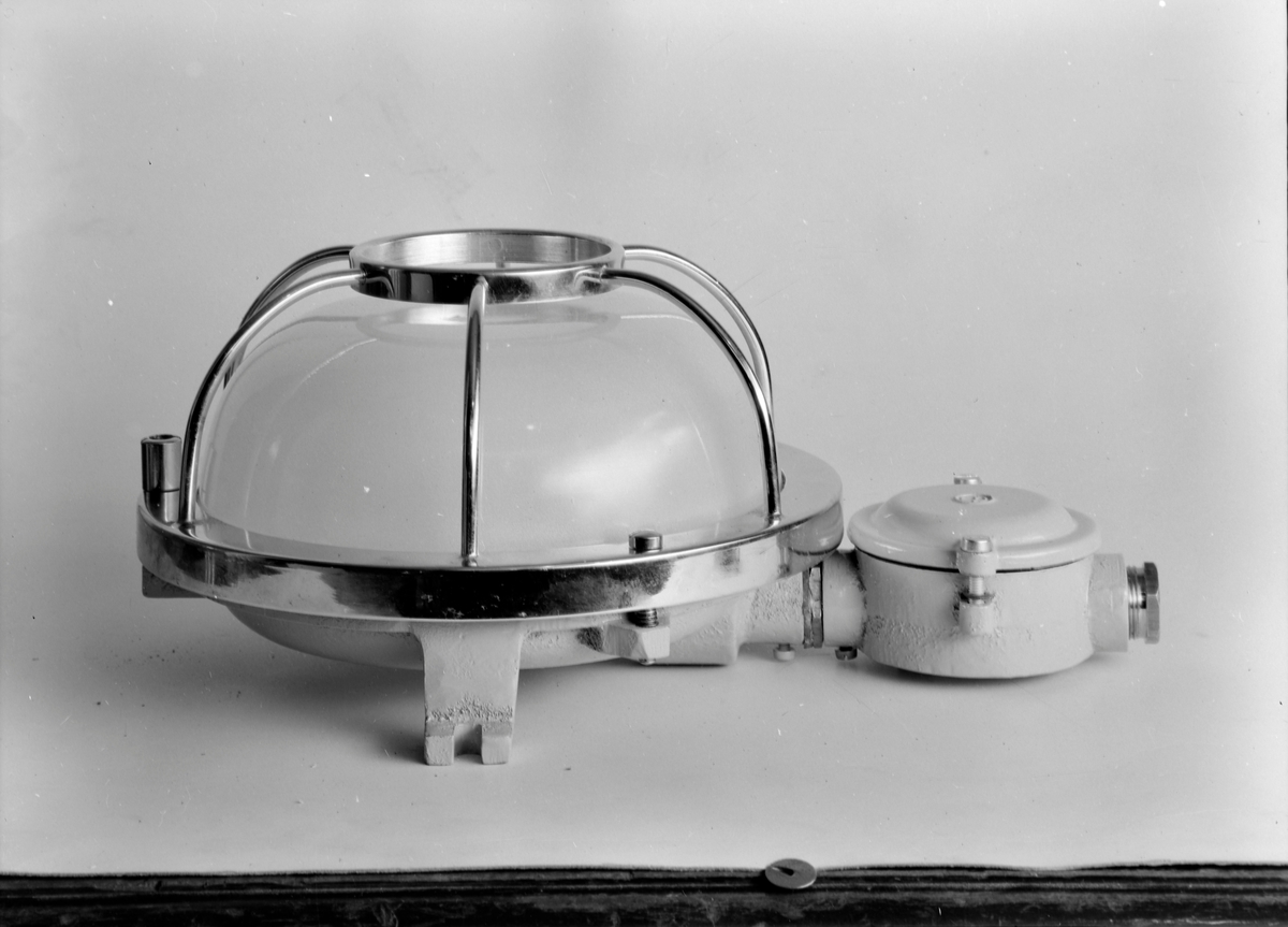 Lampe og koblingsboks fra elektrisitetsfirma E. Fjeldseth