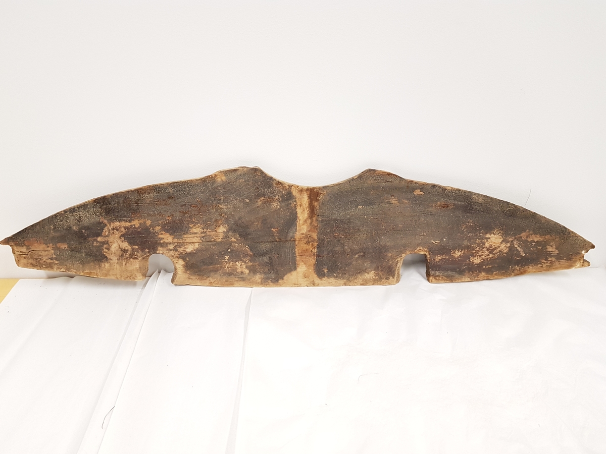 En treplanke på 1,6 cms tykkelse. Fjøla har et hull på hver side for å tre seitrøa inn i, og det er skåret ut for mastefisken i underkant.