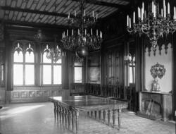 Interiør fra spisestuen på Oscarshall. Storslått med høyt un