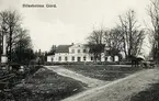 Böksholms herrgård, Drev, ca 1905. I trevägskorsningen står till vänster ett monument, en obelisk med urna. Den är uppförd 1854 av tacksamma arbetare. Inskriptionen lyder: Minne av en rättvis man god husbonde hofmarskalken riddaren af kongl.
Nordstierneorden högvälborne Grefve Gustav Hamilton.