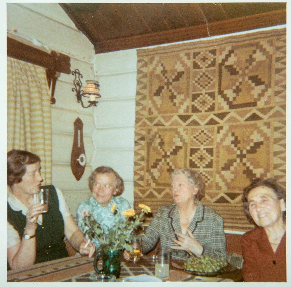 Vaktefest på hytta, Oslo Kvinnelige Handelsstands Forening. Thordis, Randi, Signe, [Valine]
