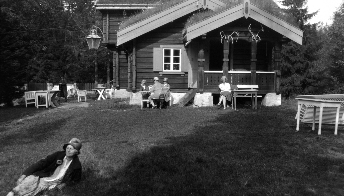 Kvinner utenfor Lillevannsbråten, Oslo Kvinnelige Handelsstands Forenings feriehjem