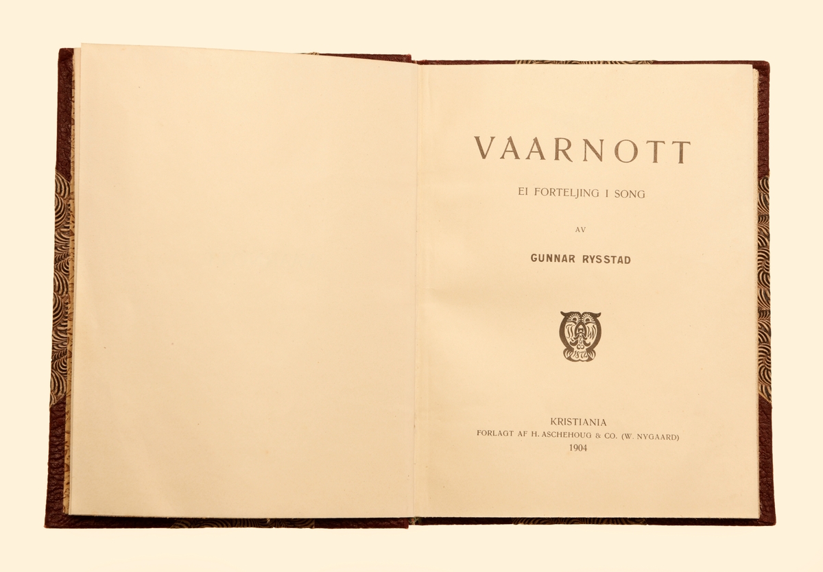 Boken "Vaarnott" av Gunnar Rysstad. Det er en samling fortellinger i sang/lyrikk. Boken er på 93 sider og fortellingene er fordelt på 29 fortellinger i sang. Den er delt inn i 4 tema: "Heime", "Dei Møtast", "Ute og Heime" og "Samliv". Det er ingen illustrasjoner i boken. Bokomslaget har overtrekkspapir med spiralformet mønster. Hjørnene og ryggen er av rødbrunt skinn. For informasjon om boken se foto av tittelbladet.