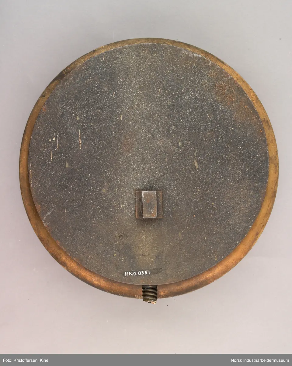 Manometer for kjøleanlegg nr. 41112.
Sirkulært måleinsturment i messingskall. Buet innhakk i messingen rundt glasset. Måleskiven med pil viser tall fra 0-50. Pilen har to sirkler i tupp og tre sirkler i enden. Åpent inn til tannhjulene i midten hvor pilen er festet.