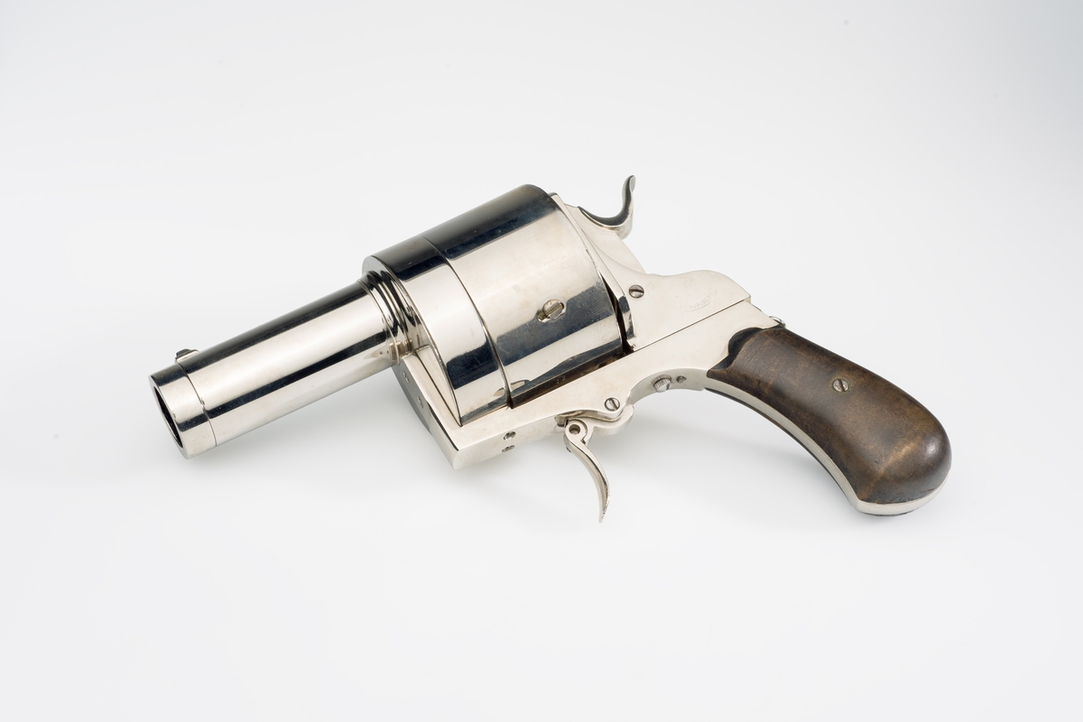 Le Photo-Revolver de Poche er et glassplatekamera, formet som en revolver, designet av Albert Posso for Enjalbert ca. 1882. 
Størrelsen på glassplatene er 1,8 × 1,8 cm og det er plass til 10 plater i sylindermagasinet. Siktet ytterst på løpet benyttes som øyesøker.
Objektivet sitter i løpet og ved å dra i avtrekkeren, blir bildet eksponert. Den eksponerte glassplaten blir lagret inne i kameraet, mens neste plate kommer i posisjon for å bli eksponert. 
I 1878 kom de mer lysfølsomme tørrglassplater med kortere eksponeringstid, som ga muligheter for å fotografere med håndholdte kameraer og motiv i bevegelse. Studier av løpende mennesker, fugler og dyr krevde en ny type kameraer og da kom ideen om å etterligne våpen. Disse håndholdte kameraene har inspirert til et ordforråd sterkt relatert til våpen: Vi lader kameraet med film, vi skyter et bilde, photoshoots, snapshots, blinkskudd og kanonfotografer.
Håndholdte kameraer gjorde det mulig å fotografere mennesker uten samtykke, dermed begynte folk å protesterte mot denne formen for fotografering og ville ha lovforbud mot å bli fotografert på offentlige steder. Thomas Skaife (1806 - 1876) fra London konstruerte et pistolkamera allerede i 1858. Han ga navnet Pistolgraph og ble arrestert mens han, med sitt pistolkamera, forsøkte å fotografere dronning Victoria.