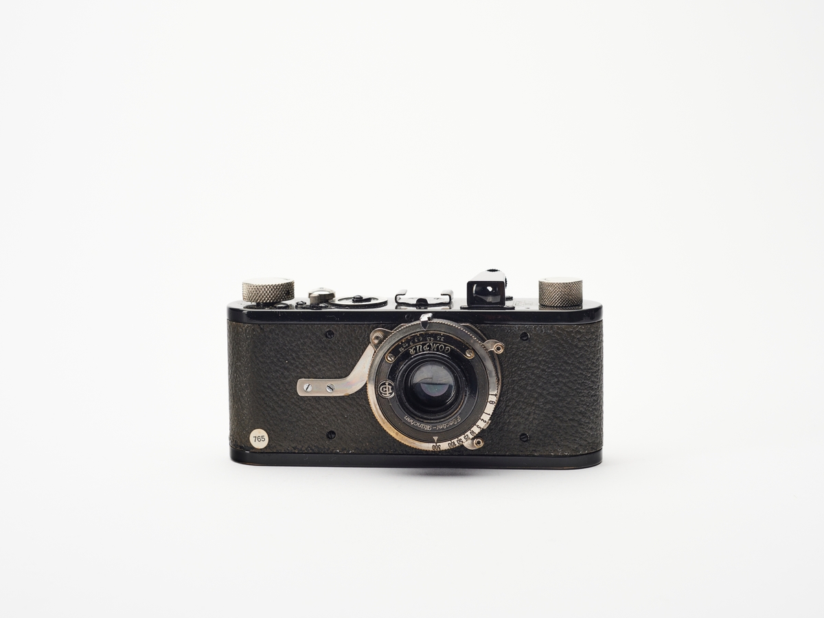 Leica I (B) Rim-set Compur er et 35 mm kamera, produsert av Leitz fra 1926-1929. 
Det første Leica-kamera, prototypen Ur-Lecia ble produsert i 1914, men ikke lansert før i 1923, grunnet første verdenskrig. Den første serien ble kalt 0-serie. På denne tiden var kameraene store, tunge og ofte vanskelig å håndtere. Oppfinner og fotograf Oskar Barnack (1879–1936) ved det tyske Ernst Leitz Optische Werke i Wetzlar, var både astmatiker og ivrig fjellklatrer og så derfor et behov for å lage et lettere og enklere kamera. Han klarte å kombinere et lite format med god optikk og konstruerte det som kom til å bli en av de mest populære kameraene gjennom tidene. Negativformatet var en doblet bildebredde på datidens vanlige kinofilm, som var 18 x 24 millimeter. Ved å bruke filmen horisontalt i stedet for vertikalt ble formatet til 24 x 36 millimeter. 
Ernst Leitz lanserte Leica 1 på vårmessen i Leipzig i 1924. Navnet Leica er en komibinasjon av av ordene «Leitz» og «Camera». Leica 1 ble tatt godt imot av både amatører og profesjonelle fotografene som Robert Capa, André Kertész og Henri Cartier-Bresson.