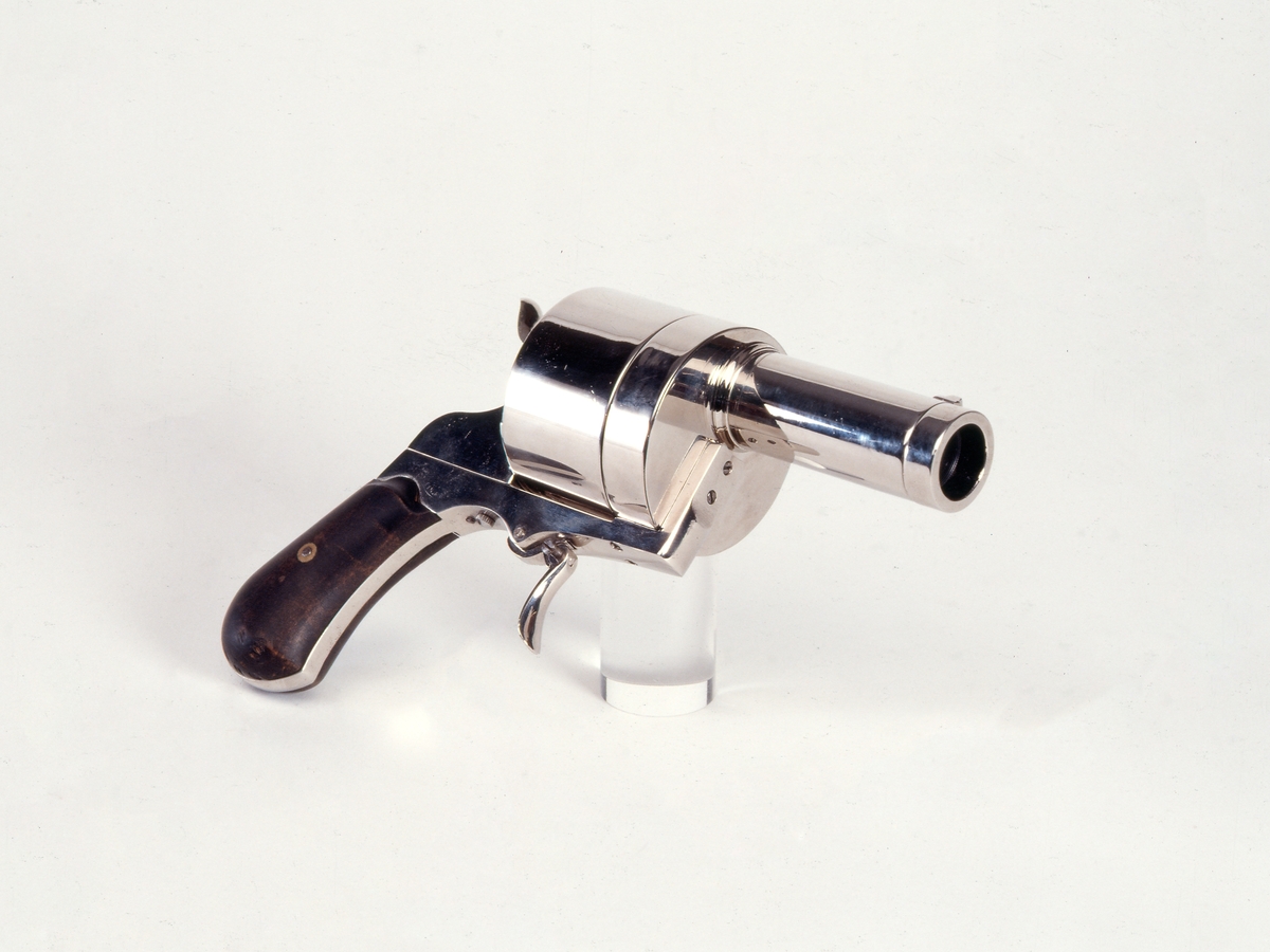 Le Photo-Revolver de Poche er et glassplatekamera, formet som en revolver, designet av Albert Posso for Enjalbert ca. 1882. 
Størrelsen på glassplatene er 1,8 × 1,8 cm og det er plass til 10 plater i sylindermagasinet. Siktet ytterst på løpet benyttes som øyesøker.
Objektivet sitter i løpet og ved å dra i avtrekkeren, blir bildet eksponert. Den eksponerte glassplaten blir lagret inne i kameraet, mens neste plate kommer i posisjon for å bli eksponert. 
I 1878 kom de mer lysfølsomme tørrglassplater med kortere eksponeringstid, som ga muligheter for å fotografere med håndholdte kameraer og motiv i bevegelse. Studier av løpende mennesker, fugler og dyr krevde en ny type kameraer og da kom ideen om å etterligne våpen. Disse håndholdte kameraene har inspirert til et ordforråd sterkt relatert til våpen: Vi lader kameraet med film, vi skyter et bilde, photoshoots, snapshots, blinkskudd og kanonfotografer.
Håndholdte kameraer gjorde det mulig å fotografere mennesker uten samtykke, dermed begynte folk å protesterte mot denne formen for fotografering og ville ha lovforbud mot å bli fotografert på offentlige steder. Thomas Skaife (1806 - 1876) fra London konstruerte et pistolkamera allerede i 1858. Han ga navnet Pistolgraph og ble arrestert mens han, med sitt pistolkamera, forsøkte å fotografere dronning Victoria.