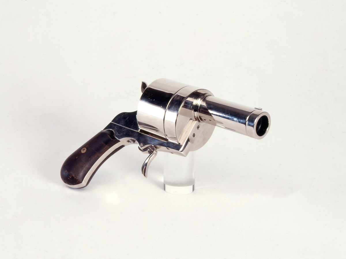 Le Photo-Revolver de Poche er et glassplatekamera, formet som en revolver, designet av Albert Posso for Enjalbert ca. 1882. 
Størrelsen på glassplatene er 1,8 × 1,8 cm og det er plass til 10 plater i sylindermagasinet. Siktet ytterst på løpet benyttes som øyesøker.
Objektivet sitter i løpet og ved å dra i avtrekkeren, blir bildet eksponert. Den eksponerte glassplaten blir lagret inne i kameraet, mens neste plate kommer i posisjon for å bli eksponert. 
I 1878 kom de mer lysfølsomme tørrglassplater med kortere eksponeringstid, som ga muligheter for å fotografere med håndholdte kameraer og motiv i bevegelse. Studier av løpende mennesker, fugler og dyr krevde en ny type kameraer og da kom ideen om å etterligne våpen. Disse håndholdte kameraene har inspirert til et ordforråd sterkt relatert til våpen: Vi lader kameraet med film, vi skyter et bilde, photoshoots, snapshots, blinkskudd og kanonfotografer.
Håndholdte kameraer gjorde det mulig å fotografere mennesker uten samtykke, dermed begynte folk å protesterte mot denne formen for fotografering og ville ha lovforbud mot å bli fotografert på offentlige steder. Thomas Skaife (1806 - 1876) fra London konstruerte et pistolkamera allerede i 1858. Han ga navnet Pistolgraph og ble arrestert mens han, med sitt pistolkamera, forsøkte å fotografere dronning Victoria.