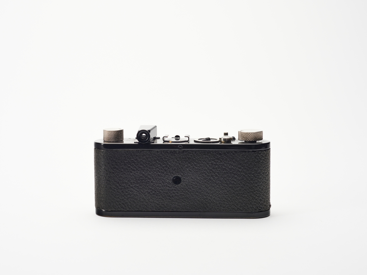 Leica I (B) Rim-set Compur er et 35 mm kamera, produsert av Leitz fra 1926-1929. 
Det første Leica-kamera, prototypen Ur-Lecia ble produsert i 1914, men ikke lansert før i 1923, grunnet første verdenskrig. Den første serien ble kalt 0-serie. På denne tiden var kameraene store, tunge og ofte vanskelig å håndtere. Oppfinner og fotograf Oskar Barnack (1879–1936) ved det tyske Ernst Leitz Optische Werke i Wetzlar, var både astmatiker og ivrig fjellklatrer og så derfor et behov for å lage et lettere og enklere kamera. Han klarte å kombinere et lite format med god optikk og konstruerte det som kom til å bli en av de mest populære kameraene gjennom tidene. Negativformatet var en doblet bildebredde på datidens vanlige kinofilm, som var 18 x 24 millimeter. Ved å bruke filmen horisontalt i stedet for vertikalt ble formatet til 24 x 36 millimeter. 
Ernst Leitz lanserte Leica 1 på vårmessen i Leipzig i 1924. Navnet Leica er en komibinasjon av av ordene «Leitz» og «Camera». Leica 1 ble tatt godt imot av både amatører og profesjonelle fotografene som Robert Capa, André Kertész og Henri Cartier-Bresson.