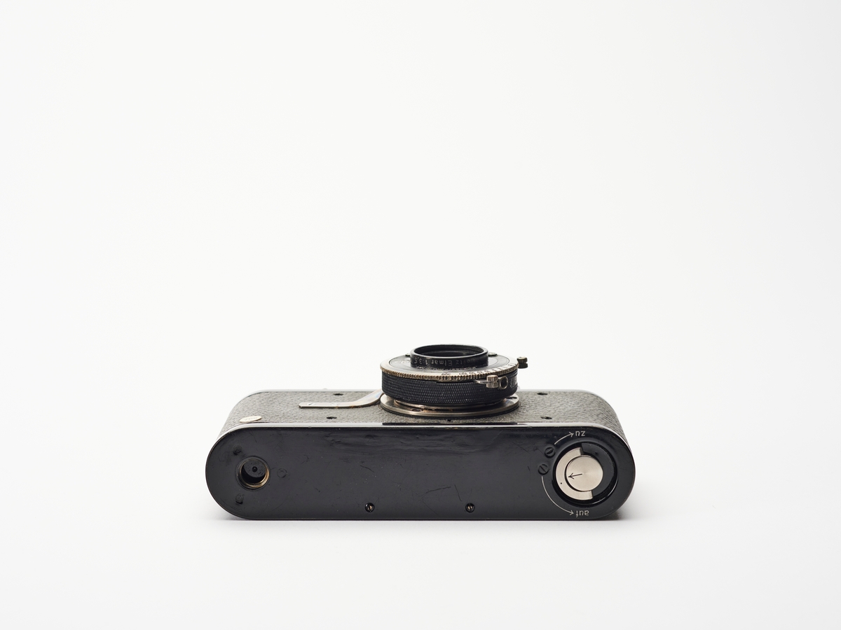 Leica I (B) Rim-set Compur er et 35 mm kamera, produsert av Leitz fra 1926-1929. 
Det første Leica-kamera, prototypen Ur-Lecia ble produsert i 1914, men ikke lansert før i 1923, grunnet første verdenskrig. Den første serien ble kalt 0-serie. På denne tiden var kameraene store, tunge og ofte vanskelig å håndtere. Oppfinner og fotograf Oskar Barnack (1879–1936) ved det tyske Ernst Leitz Optische Werke i Wetzlar, var både astmatiker og ivrig fjellklatrer og så derfor et behov for å lage et lettere og enklere kamera. Han klarte å kombinere et lite format med god optikk og konstruerte det som kom til å bli en av de mest populære kameraene gjennom tidene. Negativformatet var en doblet bildebredde på datidens vanlige kinofilm, som var 18 x 24 millimeter. Ved å bruke filmen horisontalt i stedet for vertikalt ble formatet til 24 x 36 millimeter. 
Ernst Leitz lanserte Leica 1 på vårmessen i Leipzig i 1924. Navnet Leica er en komibinasjon av av ordene «Leitz» og «Camera». Leica 1 ble tatt godt imot av både amatører og profesjonelle fotografene som Robert Capa, André Kertész og Henri Cartier-Bresson.