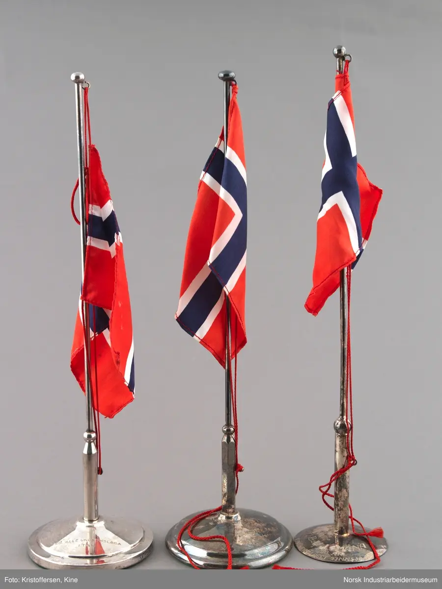 Bordflagg med det norske flagget med innskrift fra BUL Måna