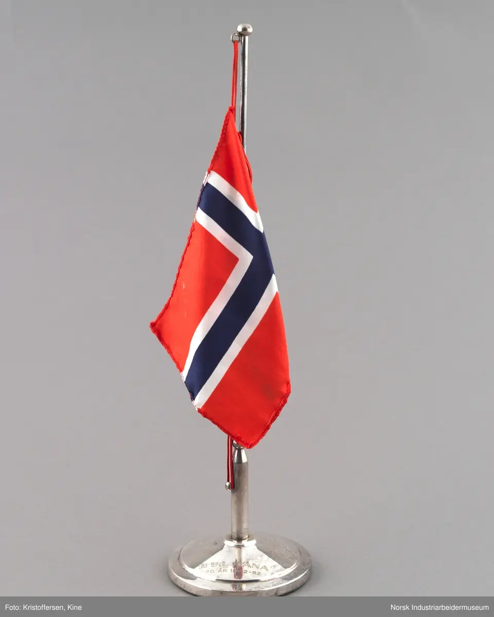 Bordflagg med det norske flagget med innskrift fra BUL Måna