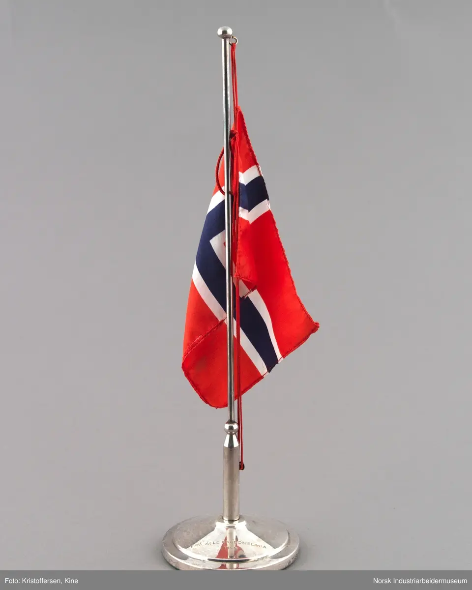 Bordflagg med det norske flagget med innskrift fra BUL Måna