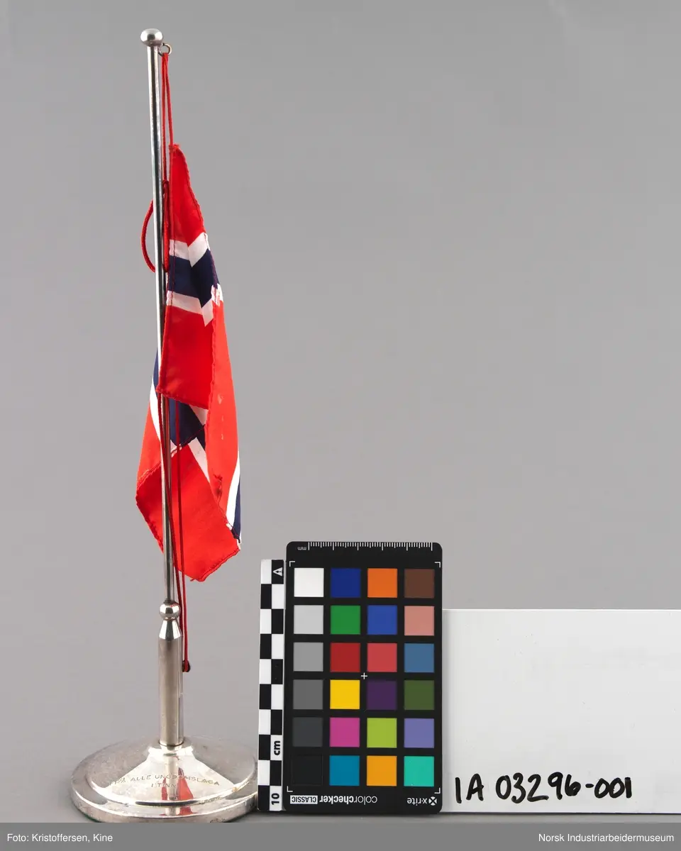 Bordflagg med det norske flagget med innskrift fra BUL Måna