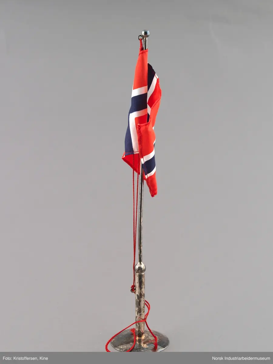 Bordflagg med det norske flagget med innskrift fra BUL Måna
