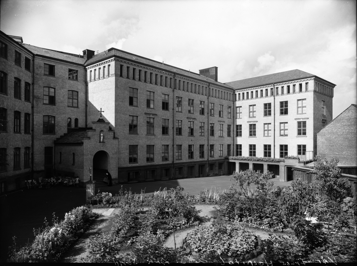 Vor Frues Hospital: Vor Frue Hospital, tidligere sykehus i Ullevålsveien 2, oppført av St. Josephsøstrenes Norske Ordensprovins 1895–96 (ark. Ole Sverre). Det ble drevet som privat sykehus og fikk et tilbygg ca. 1920 (ark. O. Sund). Det ble solgt til Oslo kommune 1979 og deretter administrert av Aker sykehus med 55 senger til rehabilitering av kirurgiske og indremedisinske pasienter, dessuten daghospital og poliklinikk for urologi. 1990 ble virksomheten overført til Aker sykehus, fra 1998 var Vor Frues Hospital frem til 2018 en avdeling i Klinikk for voksenpsykiatri ved Lovisenberg Diakonale Sykehus. 