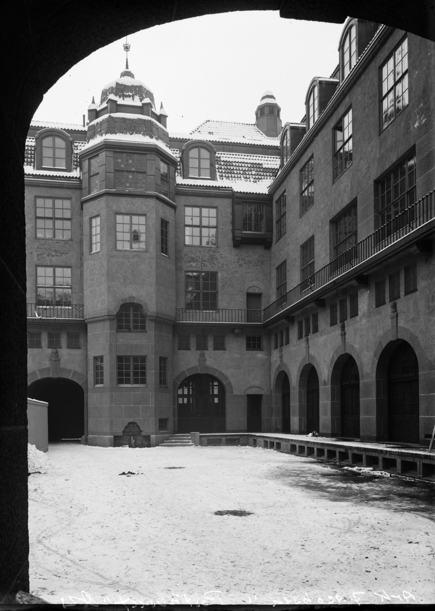 Hovedpostkontoret, Dronningens gate 15, oppført 1914–18 og 1921–24 av arkitekt Rudolf E. Jacobsen etter at han hadde vunnet en arkitektkonkurranse i 1912. Bygningen er en av de siste store murbygningene fra tiden omkring den første verdenskrig i nasjonal nybarokk. Den har et tungt borgpreg, med høyt mansardtak og barokke tårnhjelmer, grovt pussede fasader med granittdekor med mønster fra norsk treskurd. Sokkeletasje forblendet med granitt.

I veggen på Tollbugata-siden er det støpt inn en kankonkule fra svenskenes beleiring av Akershus i 1716. Kulen ble skutt fra Akershus mot den svenske forlegningen på Vaterland, men bommet og traff huset på hjørnet av Dronningens gate og Tollbugata. Da dette ble revet 1914, ble kulen tatt vare på og støpt inn i veggen på nybygget. Bygningen var hovedterminal for Oslo postdistrikt til 1975. Den huset Sentrum postkontor, Postdirektoratet og Postmuseet til 2004.

Under krigen hadde også Handelsdepartementet, senere Næringsdepartementet kontorer i bygningen.

Det vernede bygget ble solgt til Linstow Eiendom i 2003, det ble leid ut til Posten til 2004, deretter ombygd til 213 selveierleiligheter og to etasjer med næringslokale under navnet Quadraturen Eierseksjonssameie (ark. Kritt Arkitekter). På taket er det tre takterrasser som beboerne kan bruke. De første leieboerne flyttet inn 2006. Bygget ble overtatt av Søylen Eiendom i 2008. Det har nå også adresse til Prinsens gate 8 og Tollbugata 13.

Bygget huser også restaurant Posthallen, bar, café & kaffebar, frisør og klesbutikker. Den store, gamle Posthallen med 11,2 m under taket er fredet, her kan det arrangeres kunst- og kulturaktiviteter og andre typer arrangementer. 