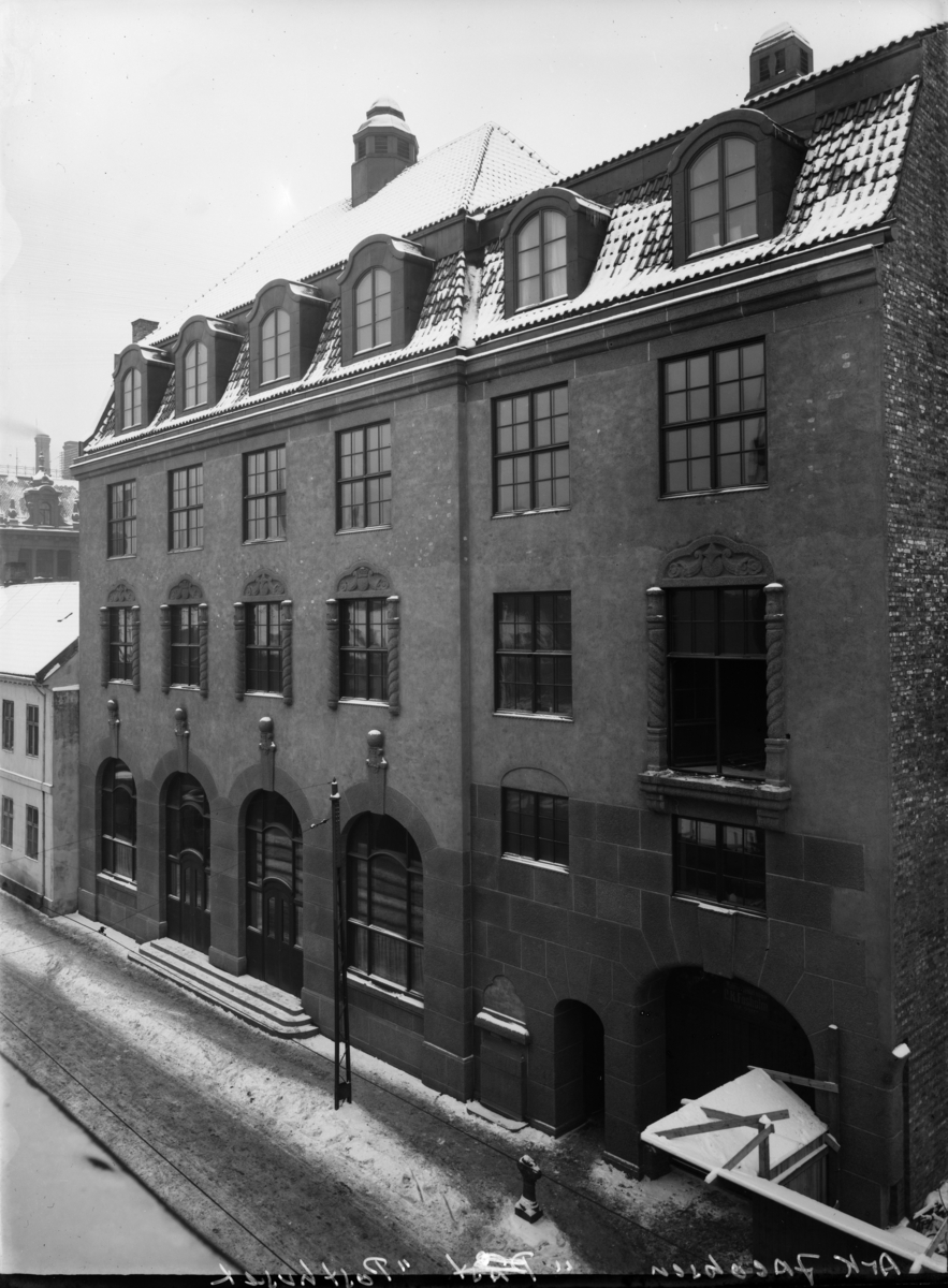 Hovedpostkontoret, Dronningens gate 15, oppført 1914–18 og 1921–24 av arkitekt Rudolf E. Jacobsen etter at han hadde vunnet en arkitektkonkurranse i 1912. Bygningen er en av de siste store murbygningene fra tiden omkring den første verdenskrig i nasjonal nybarokk. Den har et tungt borgpreg, med høyt mansardtak og barokke tårnhjelmer, grovt pussede fasader med granittdekor med mønster fra norsk treskurd. Sokkeletasje forblendet med granitt.

I veggen på Tollbugata-siden er det støpt inn en kankonkule fra svenskenes beleiring av Akershus i 1716. Kulen ble skutt fra Akershus mot den svenske forlegningen på Vaterland, men bommet og traff huset på hjørnet av Dronningens gate og Tollbugata. Da dette ble revet 1914, ble kulen tatt vare på og støpt inn i veggen på nybygget. Bygningen var hovedterminal for Oslo postdistrikt til 1975. Den huset Sentrum postkontor, Postdirektoratet og Postmuseet til 2004.

Under krigen hadde også Handelsdepartementet, senere Næringsdepartementet kontorer i bygningen.

Det vernede bygget ble solgt til Linstow Eiendom i 2003, det ble leid ut til Posten til 2004, deretter ombygd til 213 selveierleiligheter og to etasjer med næringslokale under navnet Quadraturen Eierseksjonssameie (ark. Kritt Arkitekter). På taket er det tre takterrasser som beboerne kan bruke. De første leieboerne flyttet inn 2006. Bygget ble overtatt av Søylen Eiendom i 2008. Det har nå også adresse til Prinsens gate 8 og Tollbugata 13.

Bygget huser også restaurant Posthallen, bar, café & kaffebar, frisør og klesbutikker. Den store, gamle Posthallen med 11,2 m under taket er fredet, her kan det arrangeres kunst- og kulturaktiviteter og andre typer arrangementer. 