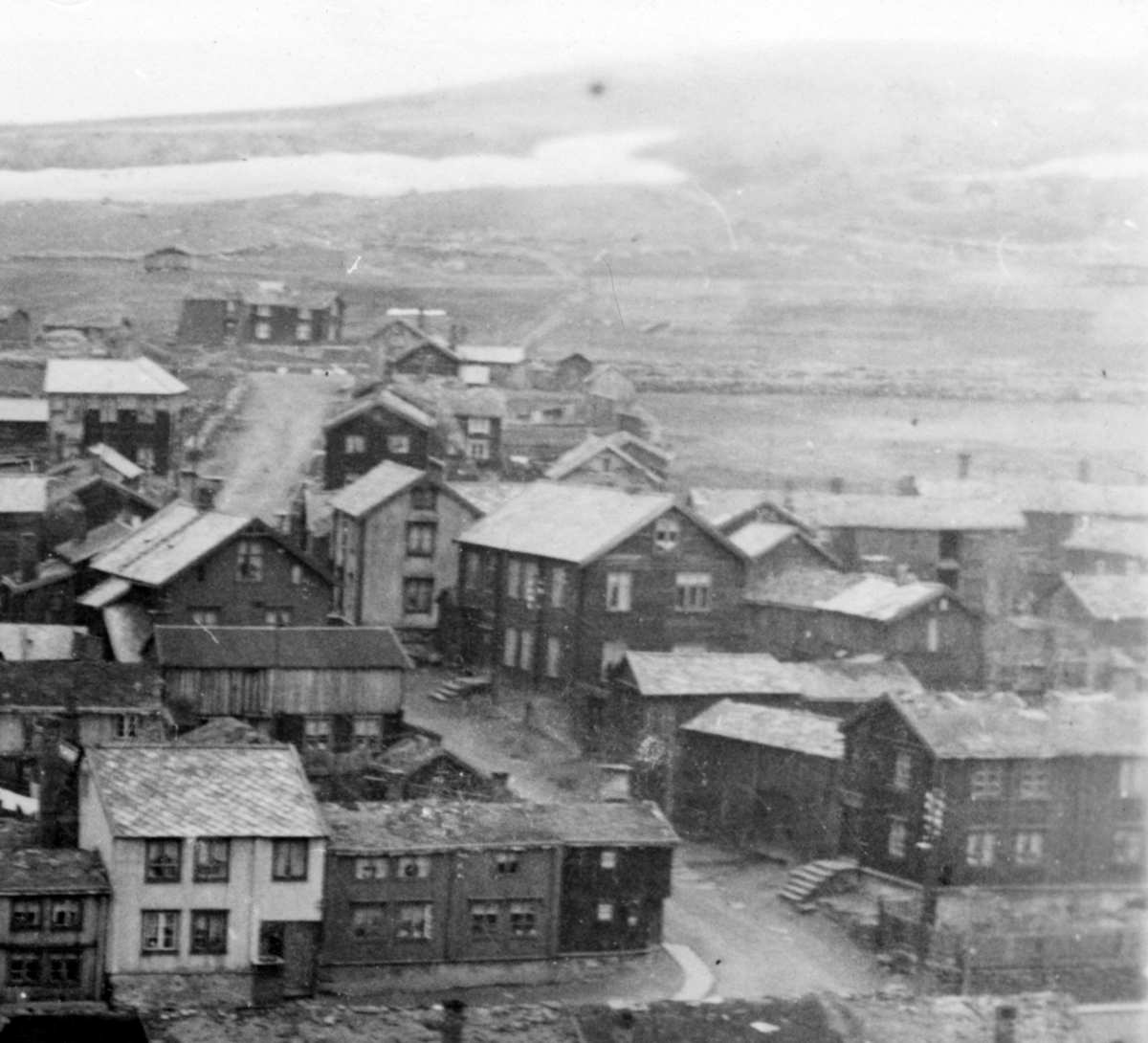 Oversiktsbilde over bebyggelse på Haugan, Røros. Bebyggelsen langs Spell-Olaveien og Ol-Klemmetsaveien