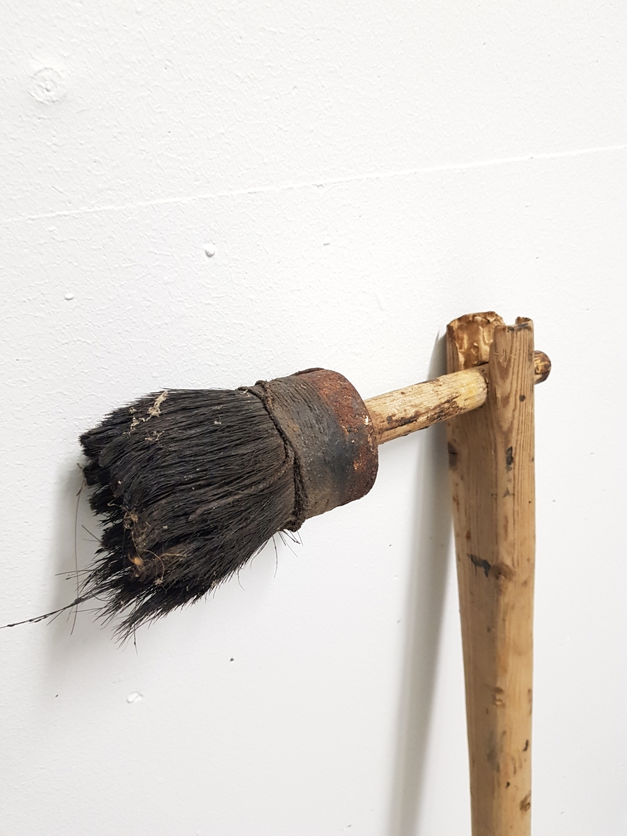 En lang trestokk hvor det på enden er festet en malingskost