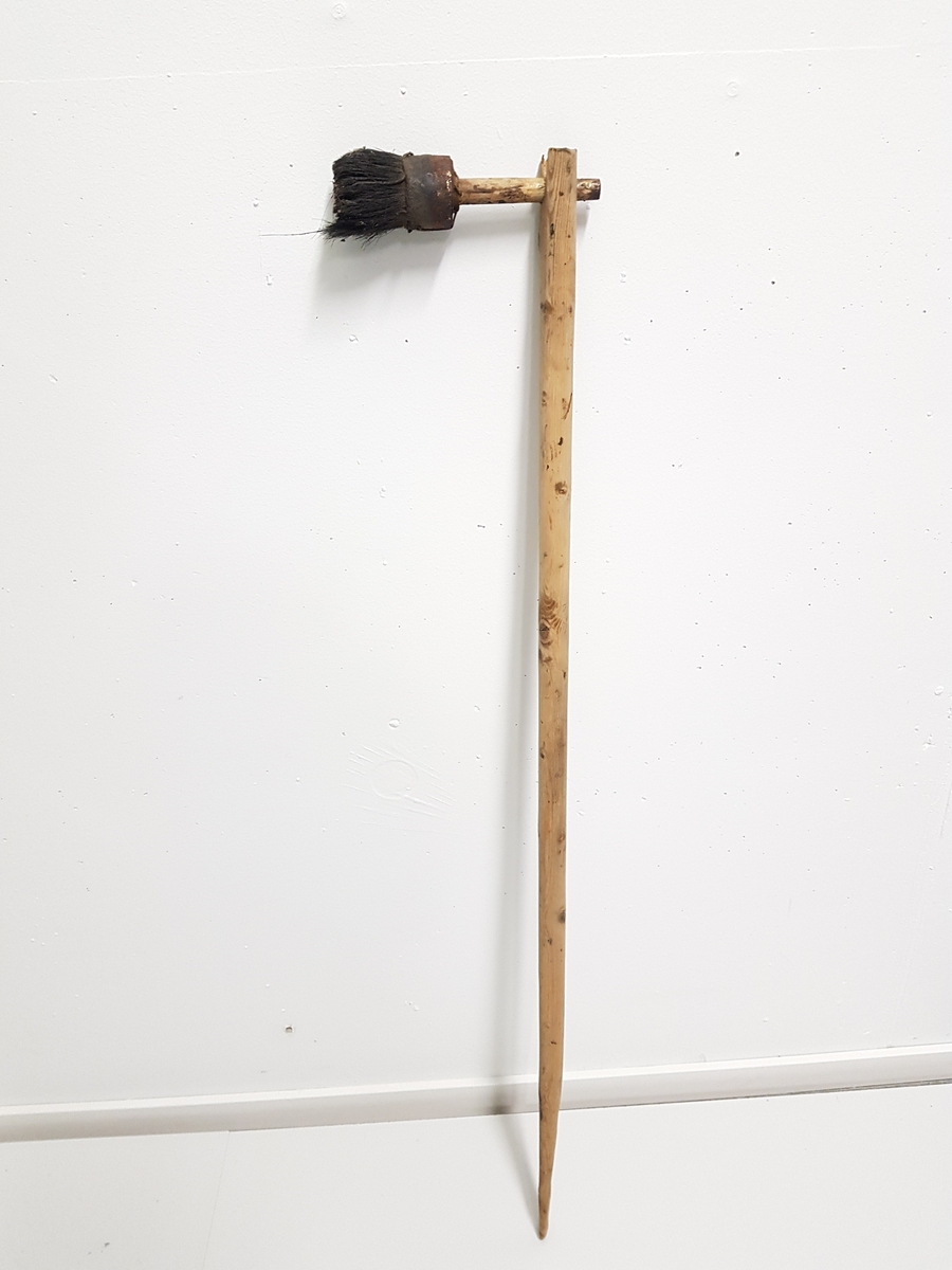 En lang trestokk hvor det på enden er festet en malingskost