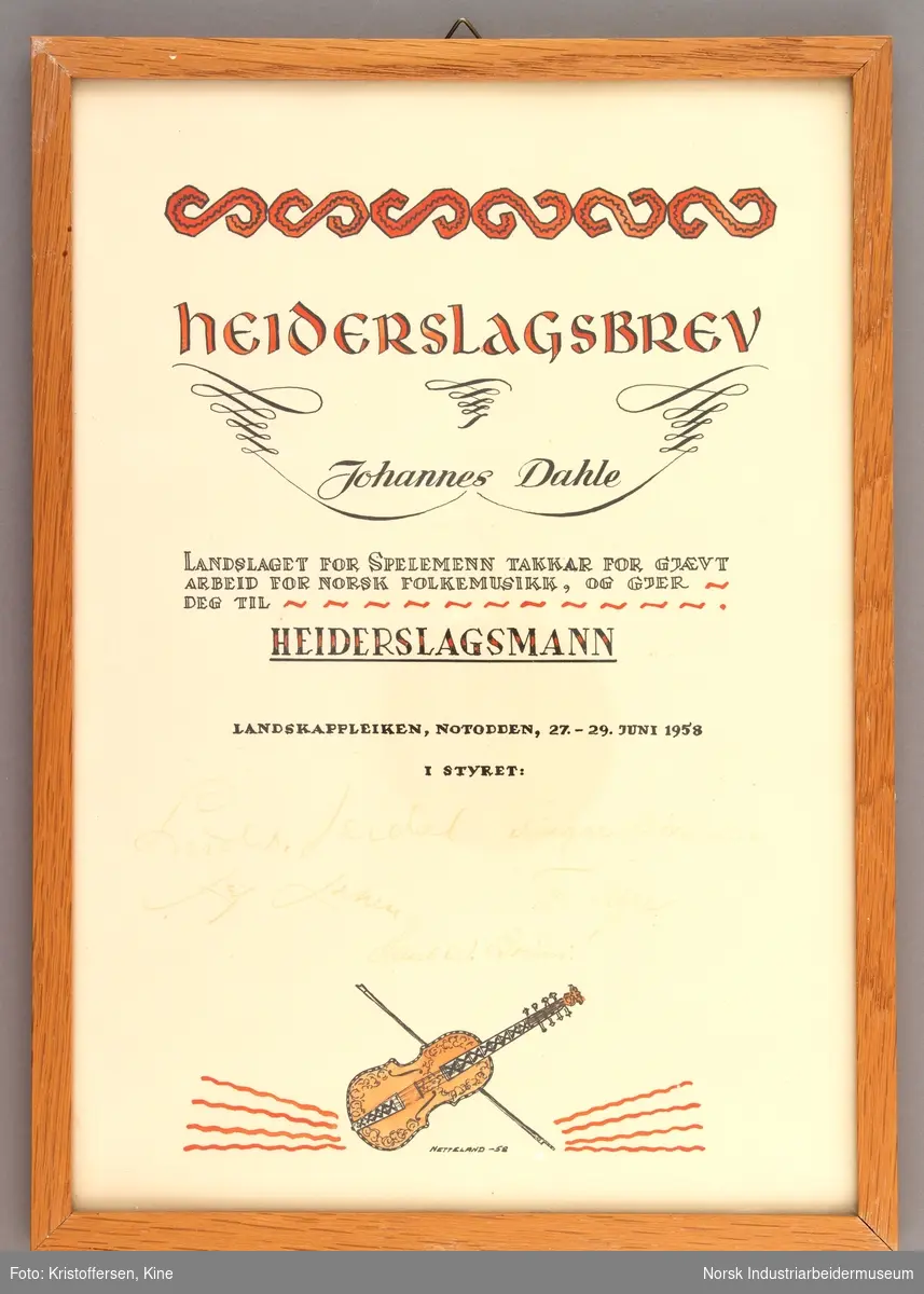 Innrammet heiderslagsbrev tildelt Johannes Dahle fra Landslaget for spelemenn.