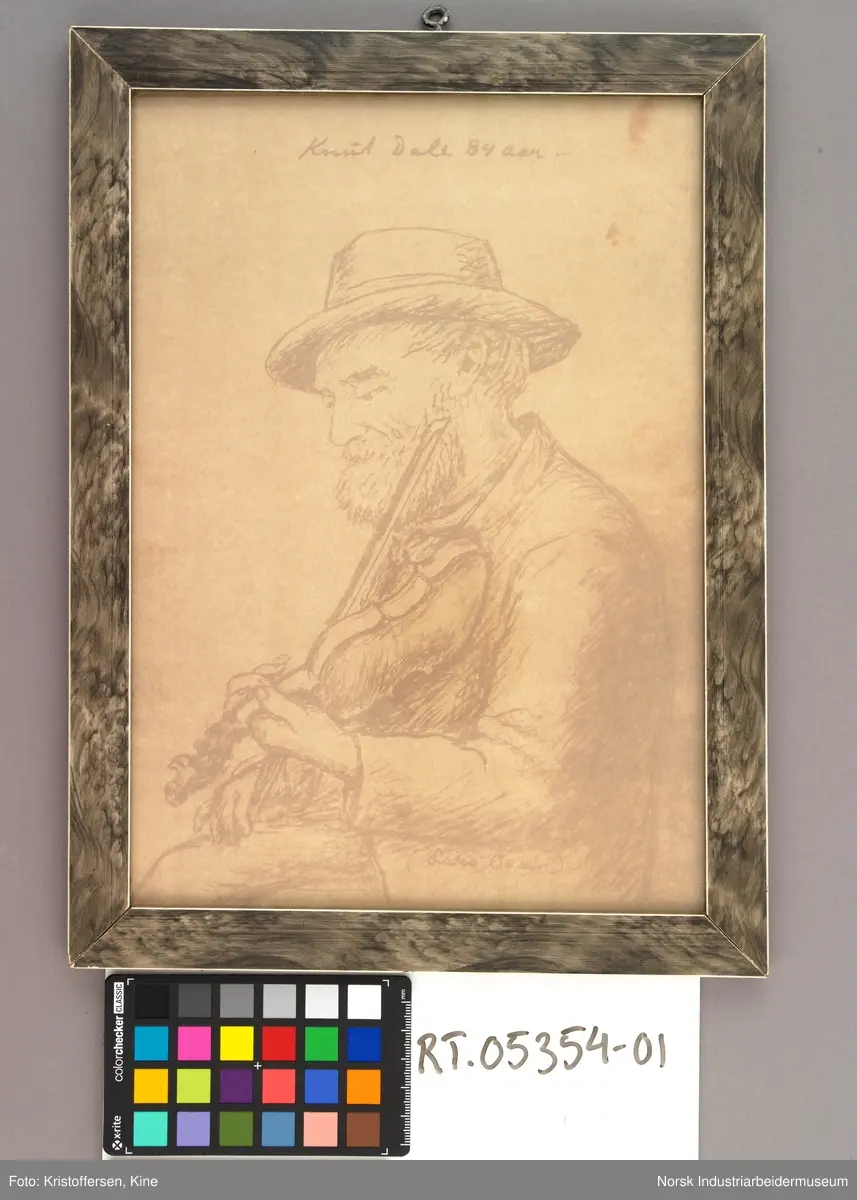 Spelemannen Knut Dahle med hatt og hardingfele