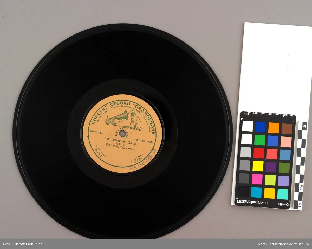 "Opptakene ble gjort i 1. september 1910 i Kristiania, med tekniker Hugh Murtagh. Det ble til sammen gjort 8 opptak med Knut Dahle hvorav 6 av innspillingene skal ha blitt gitt ut på The Gramaphone Co. Opptakene ble gjort av en Olav Lofthus (1875–1912). Lofthus skal ha kommet fra Rjukan der han blant annet drev urmaker- og gullsmedforretning, samt kino.  «Tussebrudeferdi», «Myllarguttens brudemarch», «Gibøens draum: springar», «Telemarkens brudeslått», «Fanden på bordlasset: gangar», «Skuldalsbruden: gangar» «Gibøens brudeslått», og «Haugaslåtten: halling» er de 8 opptakene som ble innspilt med Dahle i 1910" (Nasjonalbiblioteket 2018 arkivet: Mo I Rana).