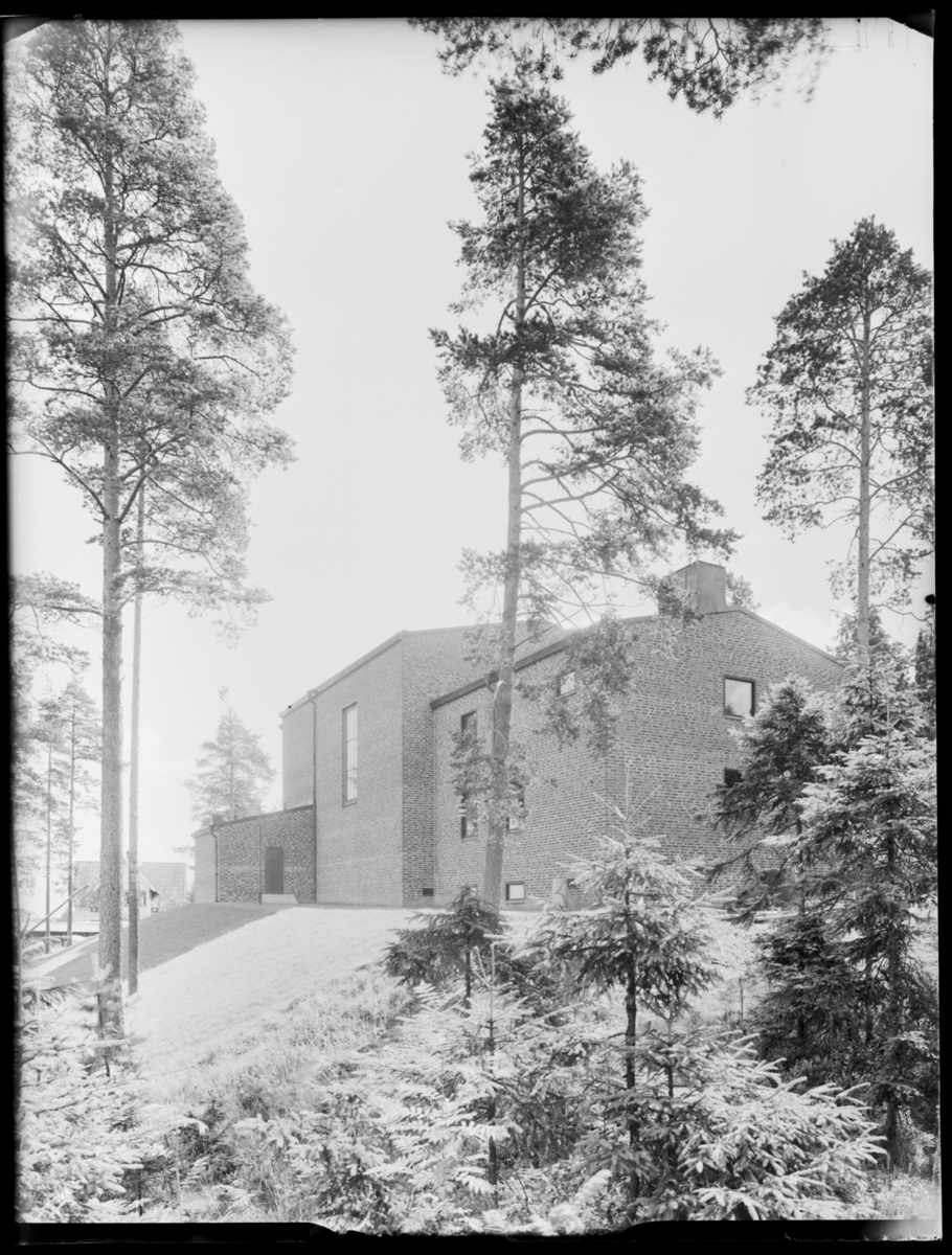 KYRKA I STORVIK
EXT. OCH INT.