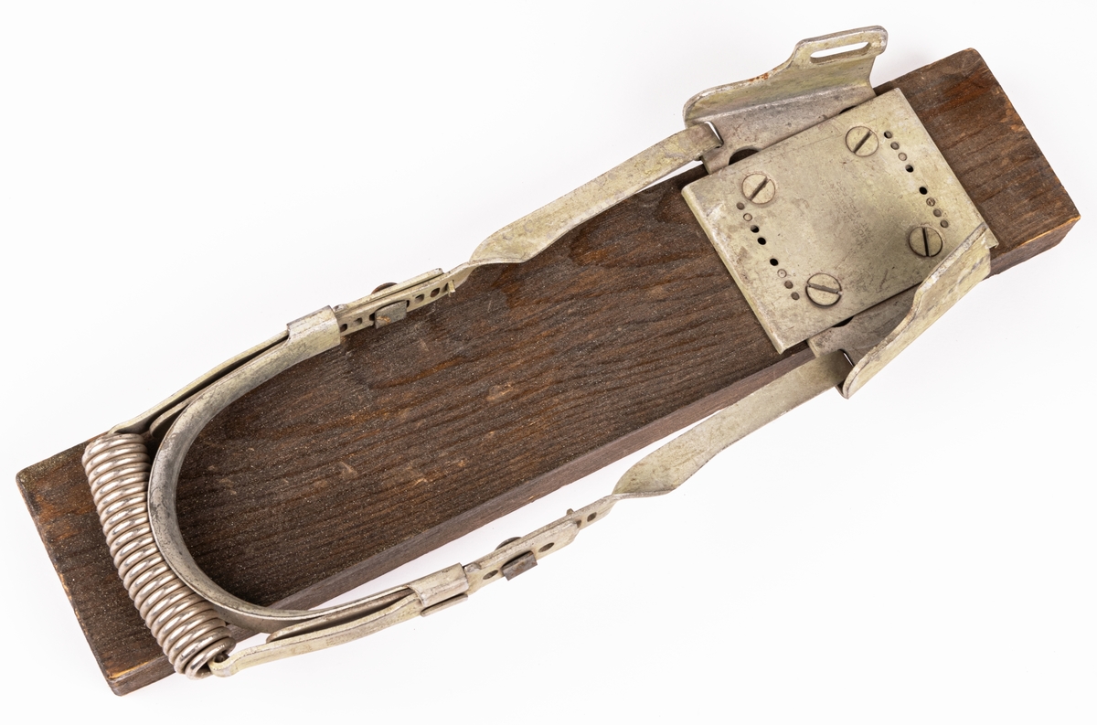 Acc.kat: Skidbindningsprov. Vit metallegering på mörkbrunfärgat trä. Metallremmar. Märken i metallen "KVICK MADE IN SWEDEN MIÖENS PATENT PAT. APPL. FOR."