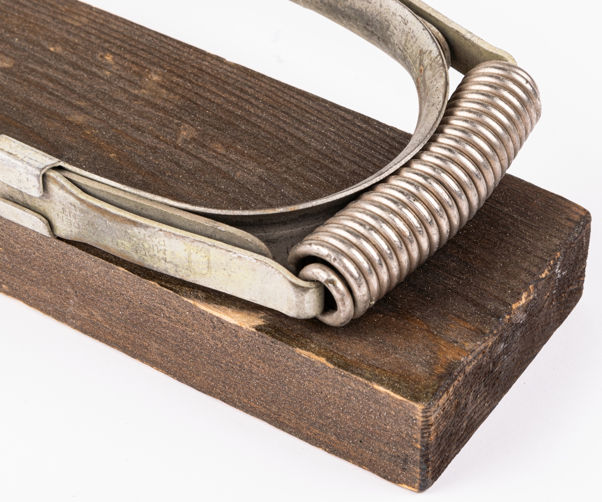 Acc.kat: Skidbindningsprov. Vit metallegering på mörkbrunfärgat trä. Metallremmar. Märken i metallen "KVICK MADE IN SWEDEN MIÖENS PATENT PAT. APPL. FOR."