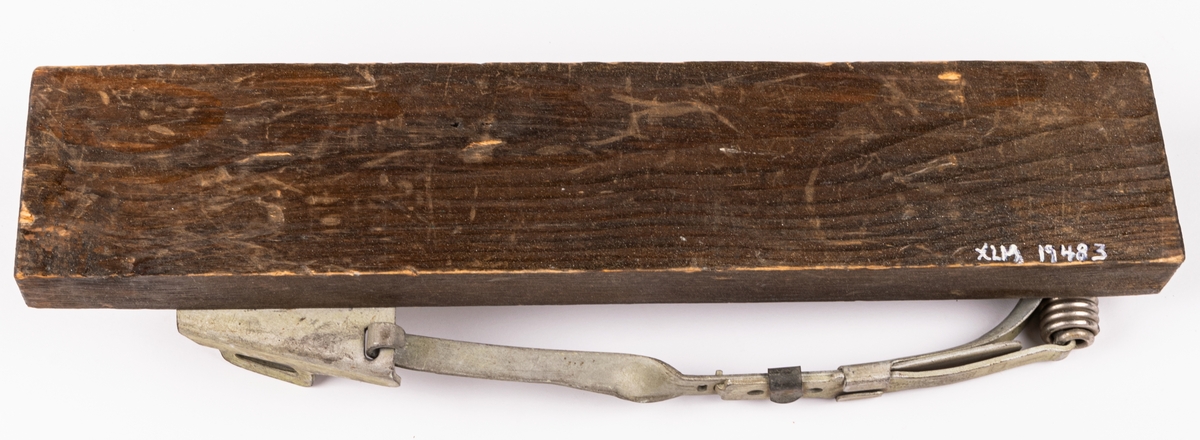 Acc.kat: Skidbindningsprov. Vit metallegering på mörkbrunfärgat trä. Metallremmar. Märken i metallen "KVICK MADE IN SWEDEN MIÖENS PATENT PAT. APPL. FOR."