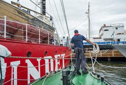 Ångslup 45 sjösätts, bogseras av Bernhard Ingelsson till Gal