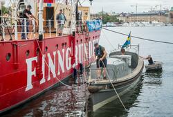 Ångslup 45 sjösätts, bogseras av Bernhard Ingelsson till Gal