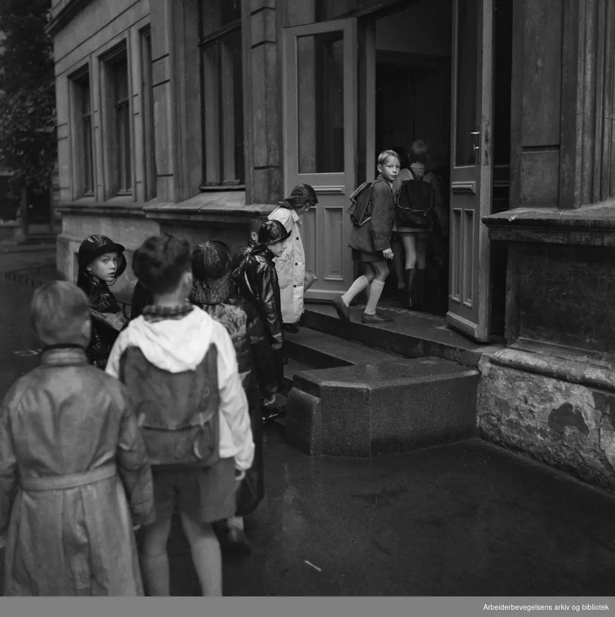 Skolestart på Møllergata skole. August 1951.