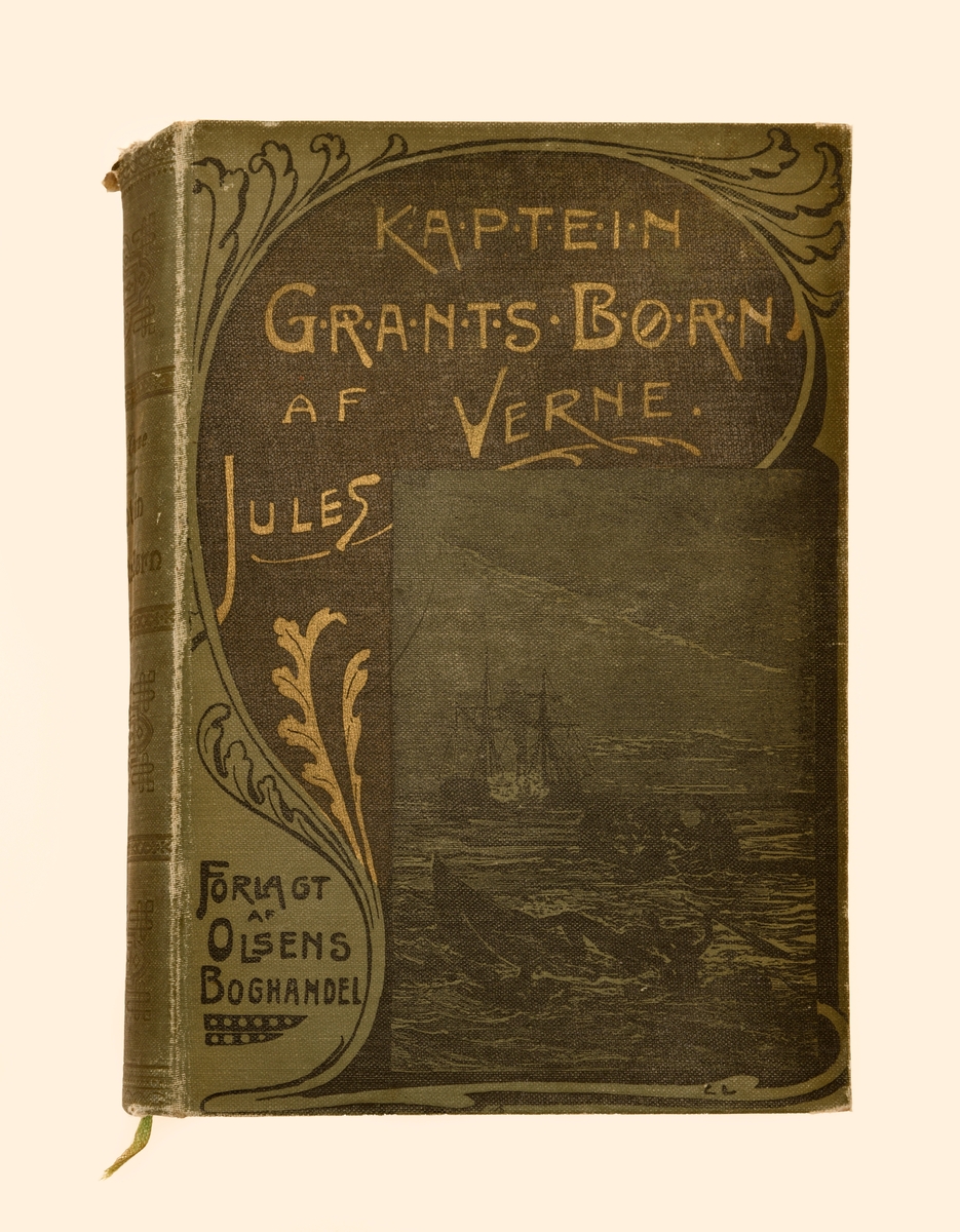 Boken "Kaptein Grants Børn" av Jules Verne. Boken er på 736 sider fordelt på 3 deler. Første del er inndelt i 24 kapitler, andre del i 22 kapitler og tredje del i 19 kapitler. Boken har gotisk skrift og er uten illustrasjoner. Til ryggen er det festet en tråd som kan brukes som bokmerke. Boken har stive permer som er trukket med grønt overtrekkspapir. På forsiden er det et illustrasjonsbilde i svart og grønt som forestiller tre båter på havet. Det er også bladranker i svart og gull samt tekst. På ryggen er det tekst og geometriske figurer/mønster. På første blad er det skrevet med penn (eier, sted og årstall samt pris). For mer informasjon om boken se foto av tittelbladet.