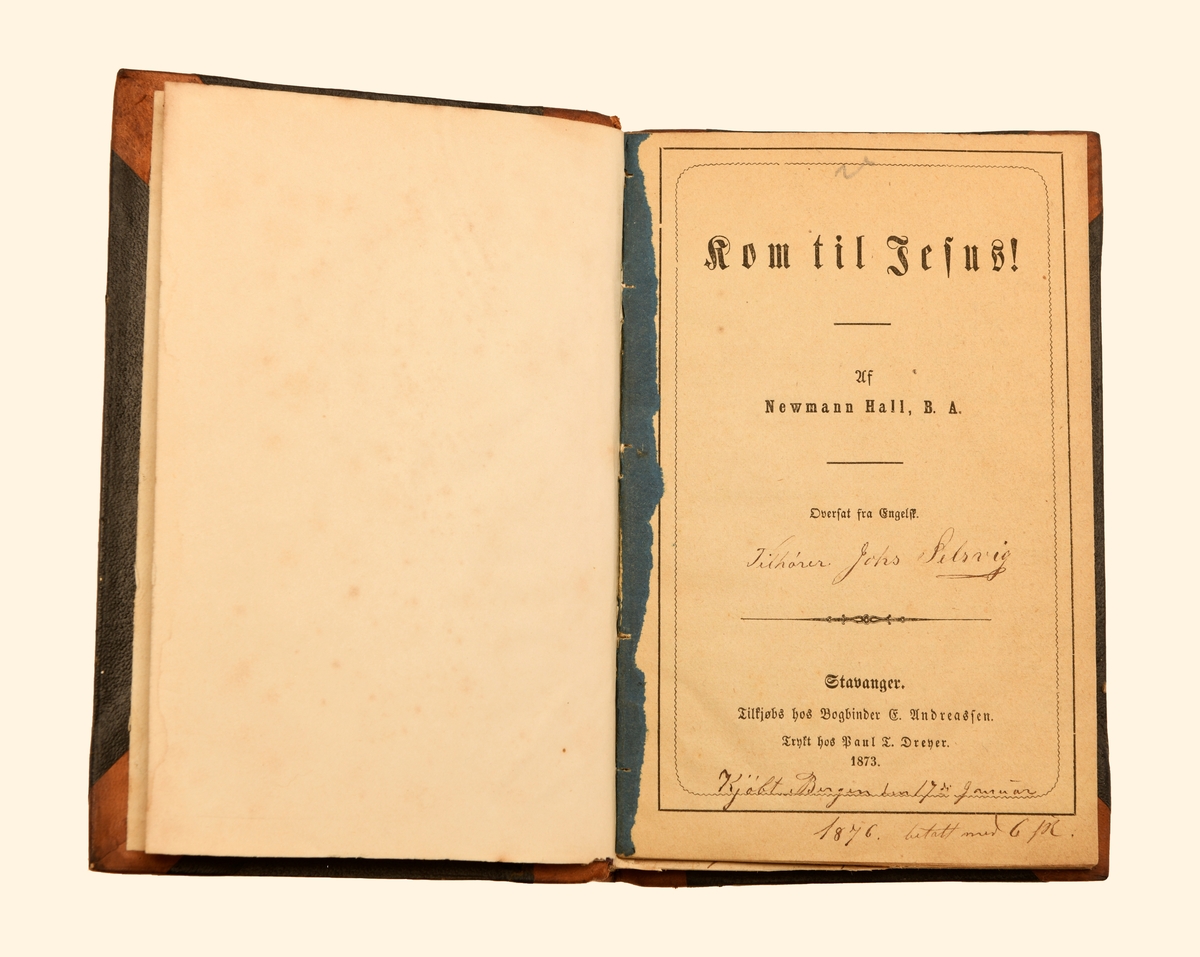 En samling ulike religiøse småskrifter, se "Opplysninger" for oversikt over de ulike skriftene. De er trykt i perioden 1869-1876. Trolig har den tidligere eieren fått bundet dem inn. Navnet hans er skrevet på alle småskriftene samt dato. Boken har skinnrygg med tittel i gull og skinnhjørner. Permene er trukket med svart shirting.