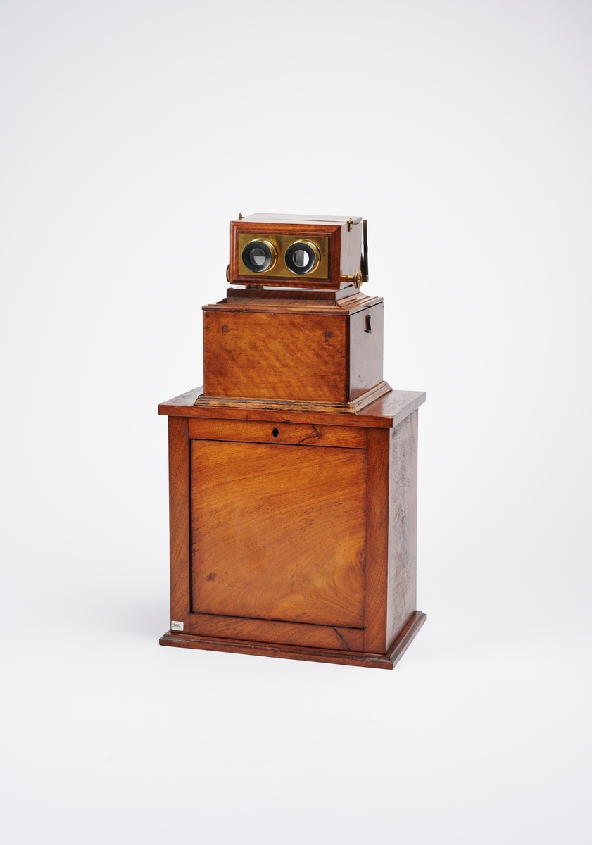 Bordstereoskop med hyller til stereofotografier, produsert av Smith Beck & Beck, London. 
Stereokameraene ga en svært populær form for bilder på slutten av 1800-tallet. Stereofotografi var med på å forme fotoindustrien. Folk ønsket å se mer av verden, og stereofotografiet gjorde det mulig å forestille seg at man var til stede i motivet, grunnet en optisk effekt som utnytter dybdesynet vårt. 
Et stereokamera har to objektiver med en avstand på litt over seks centimeter, omtrent samme avstand vi har mellom pupillene. En eksponering gir dermed to bilder av samme motiv. Når dette paret med fotografier blir montert, f.eks. på en papplate, og sett på gjennom en stereobetrakter, fremstår motivet som tredimensjonalt.