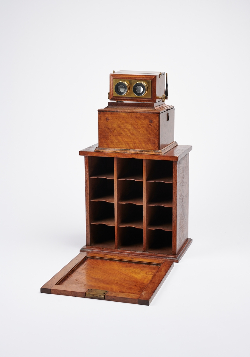 Bordstereoskop med hyller til stereofotografier, produsert av Smith Beck & Beck, London. 
Stereokameraene ga en svært populær form for bilder på slutten av 1800-tallet. Stereofotografi var med på å forme fotoindustrien. Folk ønsket å se mer av verden, og stereofotografiet gjorde det mulig å forestille seg at man var til stede i motivet, grunnet en optisk effekt som utnytter dybdesynet vårt. 
Et stereokamera har to objektiver med en avstand på litt over seks centimeter, omtrent samme avstand vi har mellom pupillene. En eksponering gir dermed to bilder av samme motiv. Når dette paret med fotografier blir montert, f.eks. på en papplate, og sett på gjennom en stereobetrakter, fremstår motivet som tredimensjonalt.