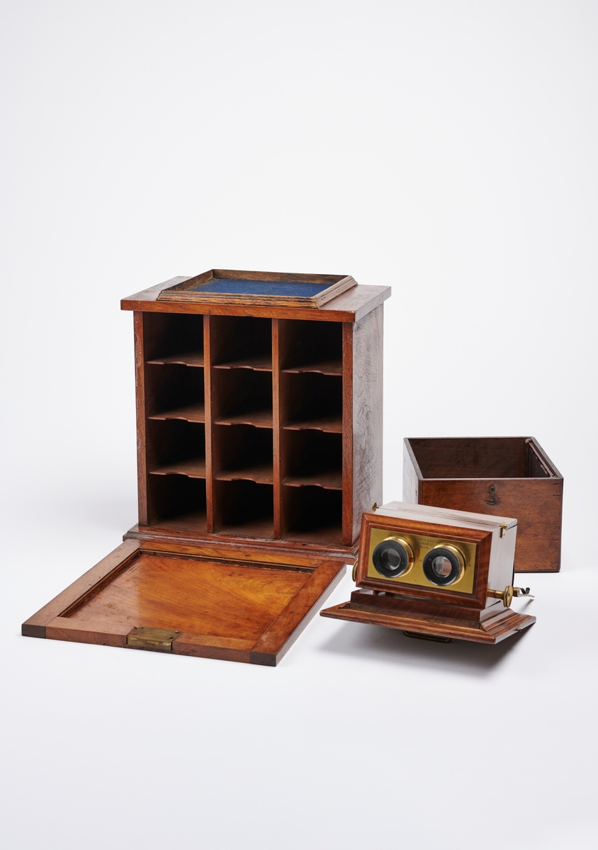 Bordstereoskop med hyller til stereofotografier, produsert av Smith Beck & Beck, London. 
Stereokameraene ga en svært populær form for bilder på slutten av 1800-tallet. Stereofotografi var med på å forme fotoindustrien. Folk ønsket å se mer av verden, og stereofotografiet gjorde det mulig å forestille seg at man var til stede i motivet, grunnet en optisk effekt som utnytter dybdesynet vårt. 
Et stereokamera har to objektiver med en avstand på litt over seks centimeter, omtrent samme avstand vi har mellom pupillene. En eksponering gir dermed to bilder av samme motiv. Når dette paret med fotografier blir montert, f.eks. på en papplate, og sett på gjennom en stereobetrakter, fremstår motivet som tredimensjonalt.