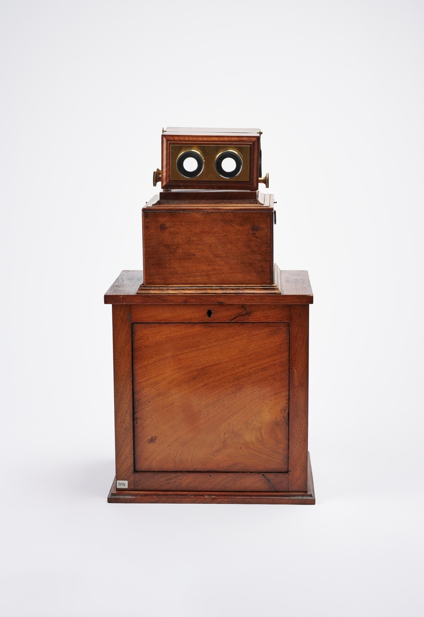 Bordstereoskop med hyller til stereofotografier, produsert av Smith Beck & Beck, London. 
Stereokameraene ga en svært populær form for bilder på slutten av 1800-tallet. Stereofotografi var med på å forme fotoindustrien. Folk ønsket å se mer av verden, og stereofotografiet gjorde det mulig å forestille seg at man var til stede i motivet, grunnet en optisk effekt som utnytter dybdesynet vårt. 
Et stereokamera har to objektiver med en avstand på litt over seks centimeter, omtrent samme avstand vi har mellom pupillene. En eksponering gir dermed to bilder av samme motiv. Når dette paret med fotografier blir montert, f.eks. på en papplate, og sett på gjennom en stereobetrakter, fremstår motivet som tredimensjonalt.