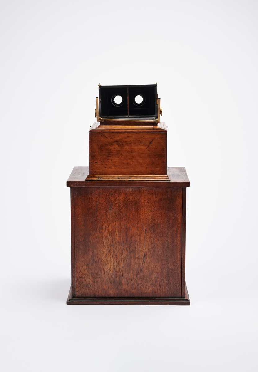 Bordstereoskop med hyller til stereofotografier, produsert av Smith Beck & Beck, London. 
Stereokameraene ga en svært populær form for bilder på slutten av 1800-tallet. Stereofotografi var med på å forme fotoindustrien. Folk ønsket å se mer av verden, og stereofotografiet gjorde det mulig å forestille seg at man var til stede i motivet, grunnet en optisk effekt som utnytter dybdesynet vårt. 
Et stereokamera har to objektiver med en avstand på litt over seks centimeter, omtrent samme avstand vi har mellom pupillene. En eksponering gir dermed to bilder av samme motiv. Når dette paret med fotografier blir montert, f.eks. på en papplate, og sett på gjennom en stereobetrakter, fremstår motivet som tredimensjonalt.