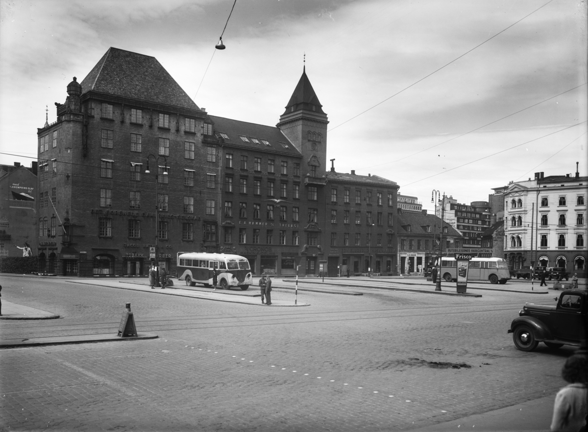 Rederipalass oppført 1918 for Det Forenede Dampskibsselskab (DFDS) (ark. Magnus Poulsson; tildelt Houens diplom 1925). Bygningen, med sitt bratte tak og sine slemmete teglfasader med huggensteinsornamenter, er et godt eksempel på den nordiske nybarokken, som var populær innen arkitekturen i tiden omkring den første verdenskrig. Opprinnelig passasjeravdeling i første etasje, nå bevertningssted og butikk, for øvrig kontorer. 
Bussen har blenda lykter og det står tyske soldater på perrongen.