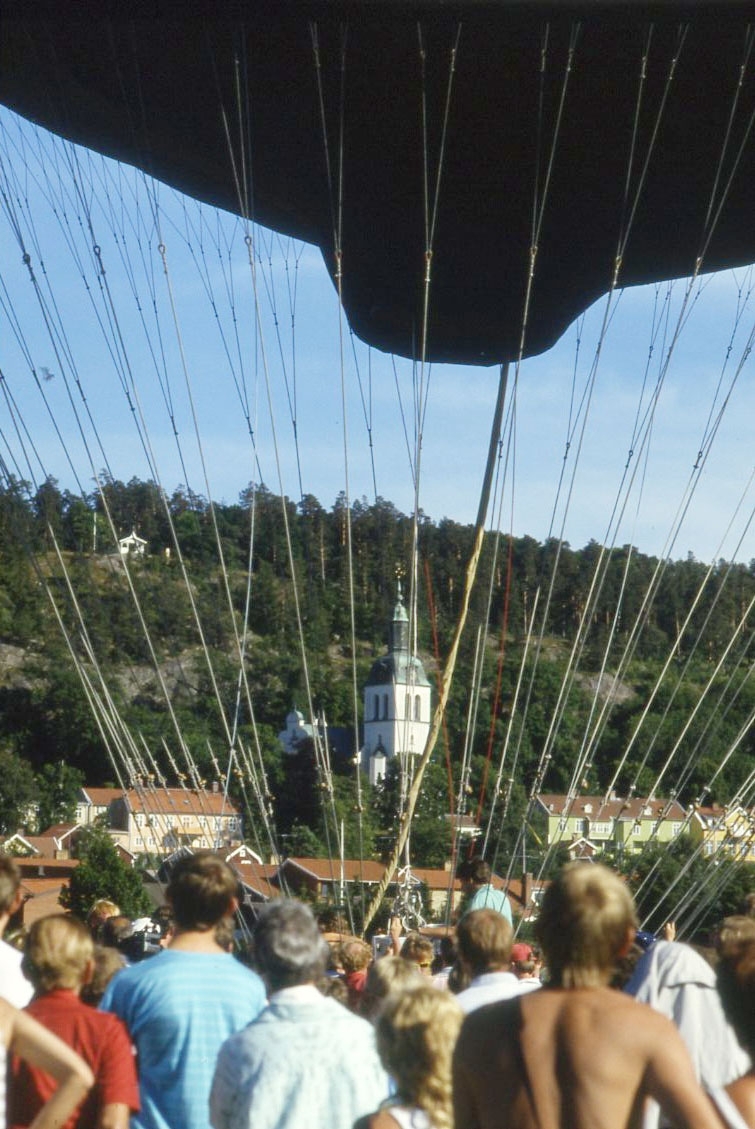 Kopian av Andrées ballong Örnen från Jan Troells biofilm "Ingenjör Andrées luftfärd" står fylld. Mycket folk runtomkring.